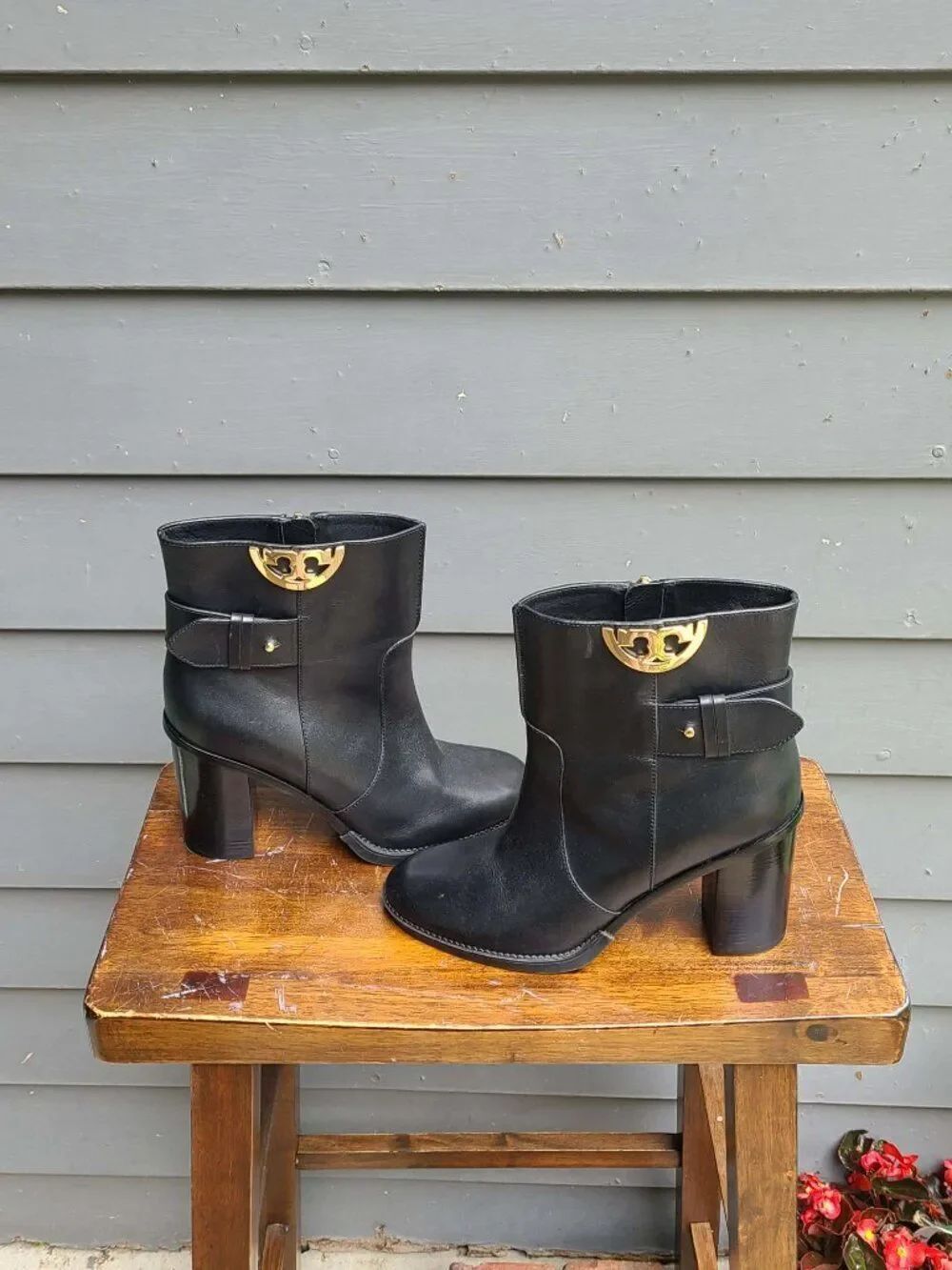 Tory Burch Black Leather Sydney Boots With Gold Tone Logo Size 8 NWOT - Picture 5 of 13